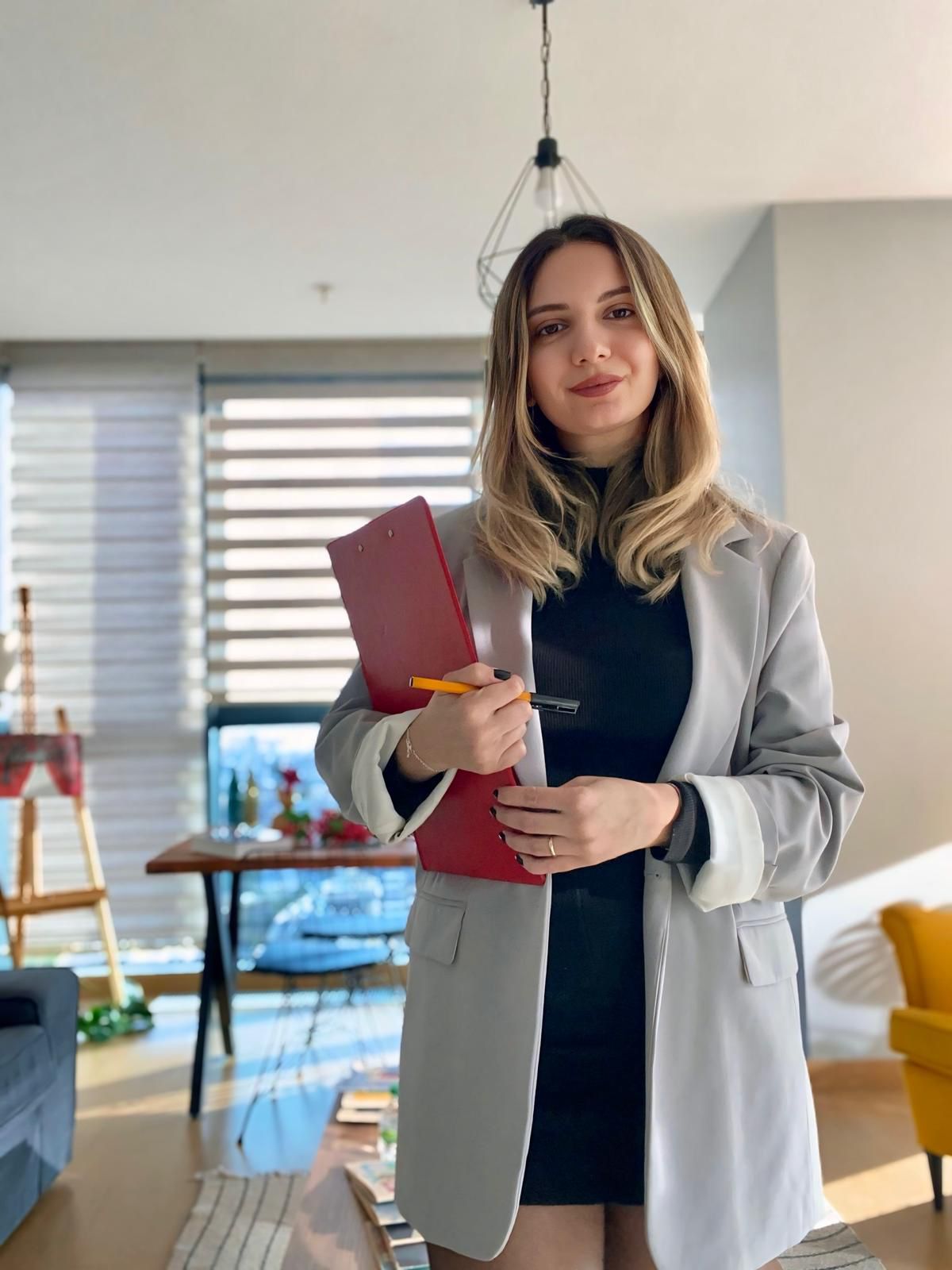 Uzman Klinik Psikolog Buket Aydın portre fotoğrafı